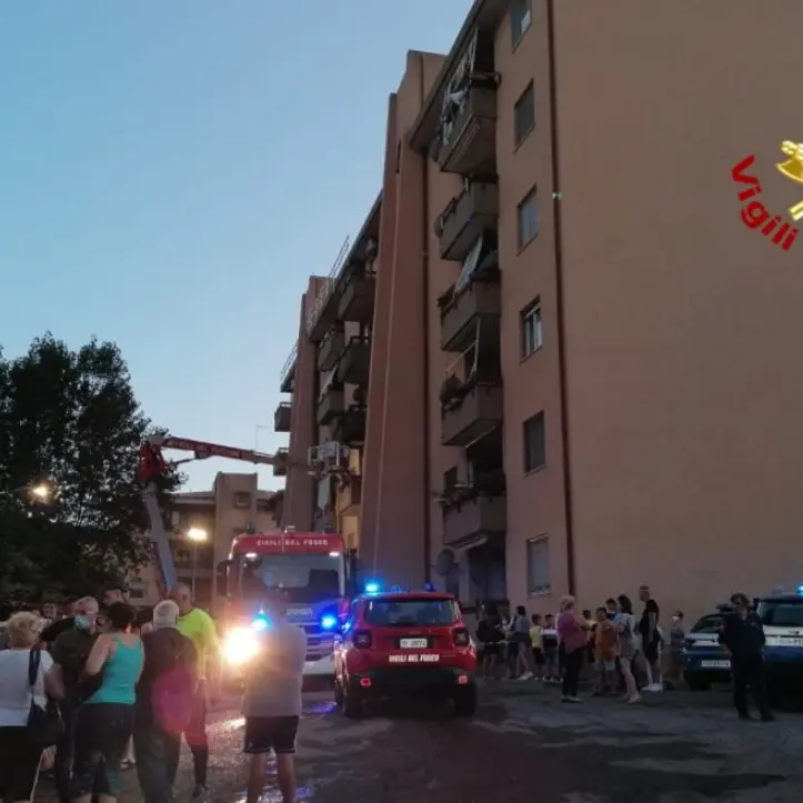 Paura a Catanzaro per un incendio in una palazzina: evacuate diverse famiglie