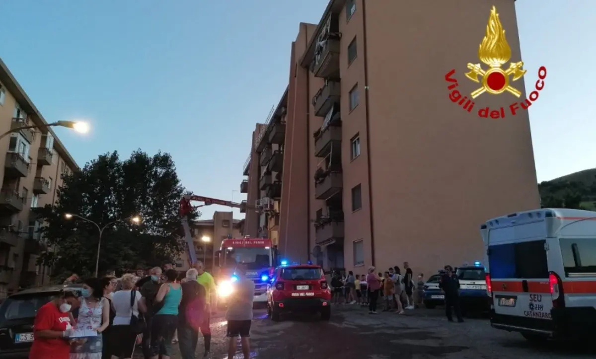 Paura a Catanzaro per un incendio in una palazzina: evacuate diverse famiglie