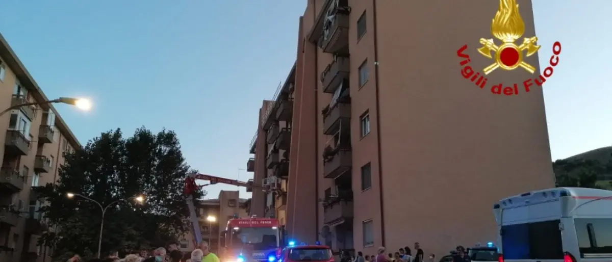 Paura a Catanzaro per un incendio in una palazzina: evacuate diverse famiglie