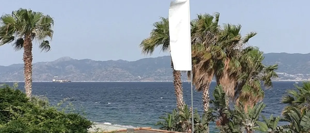 Reggio Calabria Plastic free: volontari in campo per rimuovere rifiuti sul Lungomare