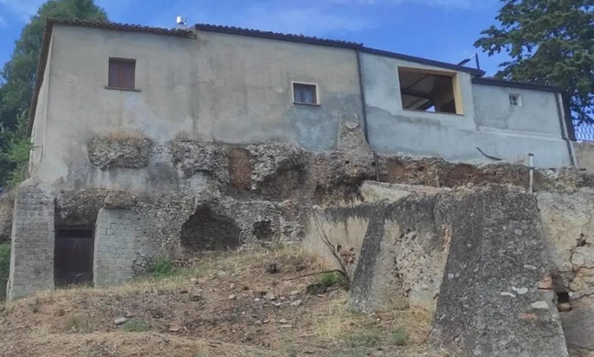 Castrovillari, ampliamento casa colonica nel sito archeologico della villa romana: la denuncia