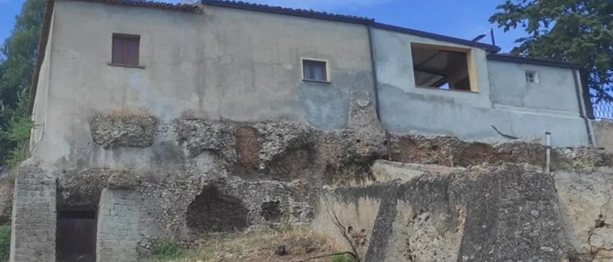 Castrovillari, ampliamento casa colonica nel sito archeologico della villa romana: la denuncia