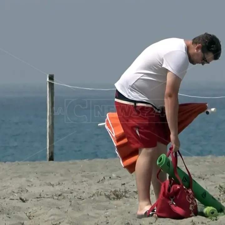 L'estate lungo la costa lametina tra mare sporco e lidi in difficoltà: «Non troviamo dipendenti»