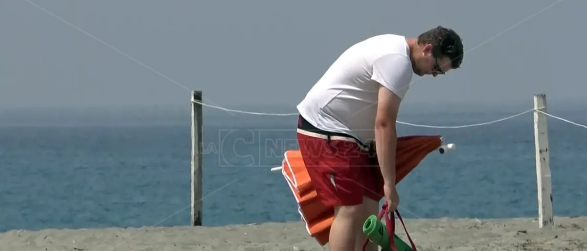 L'estate lungo la costa lametina tra mare sporco e lidi in difficoltà: «Non troviamo dipendenti»