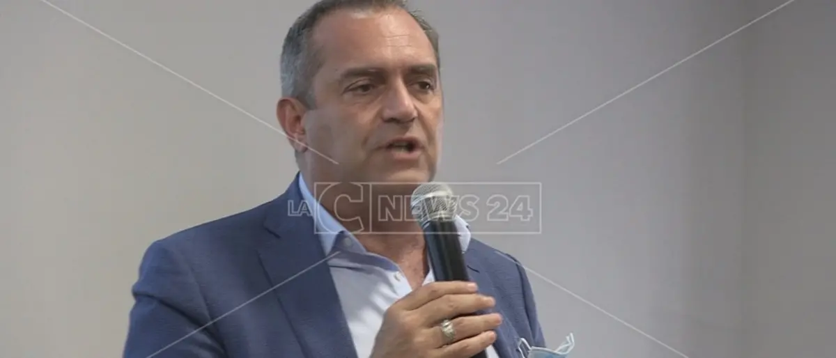 Elezioni Calabria, de Magistris ai militanti del Pd e M5s: «Venite con noi»