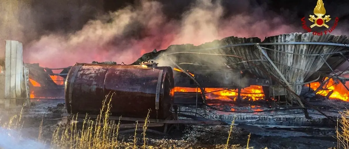 Bisignano, spaventoso incendio devasta un'azienda vivaistica nei pressi dell'autostrada