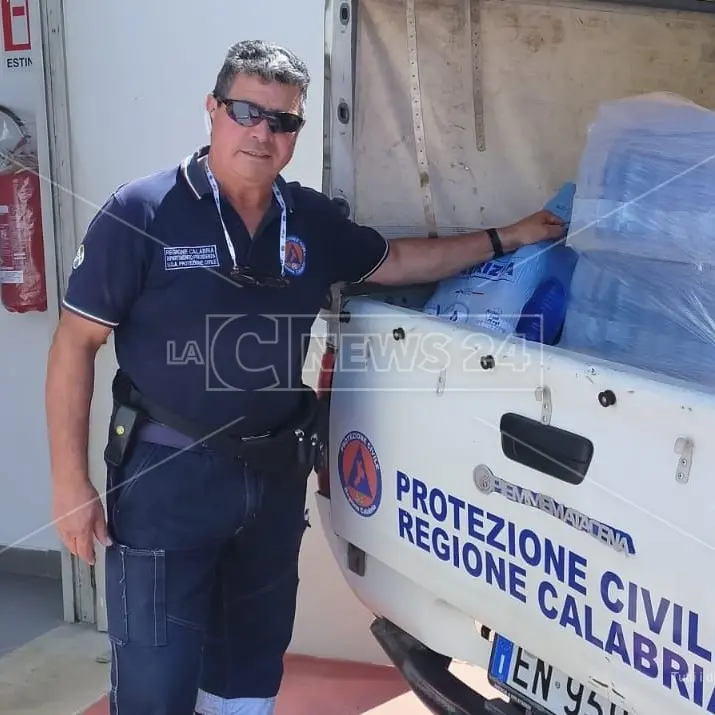 Ondata di caldo a Cosenza, distribuite bottiglie d'acqua agli utenti in fila per il vaccino