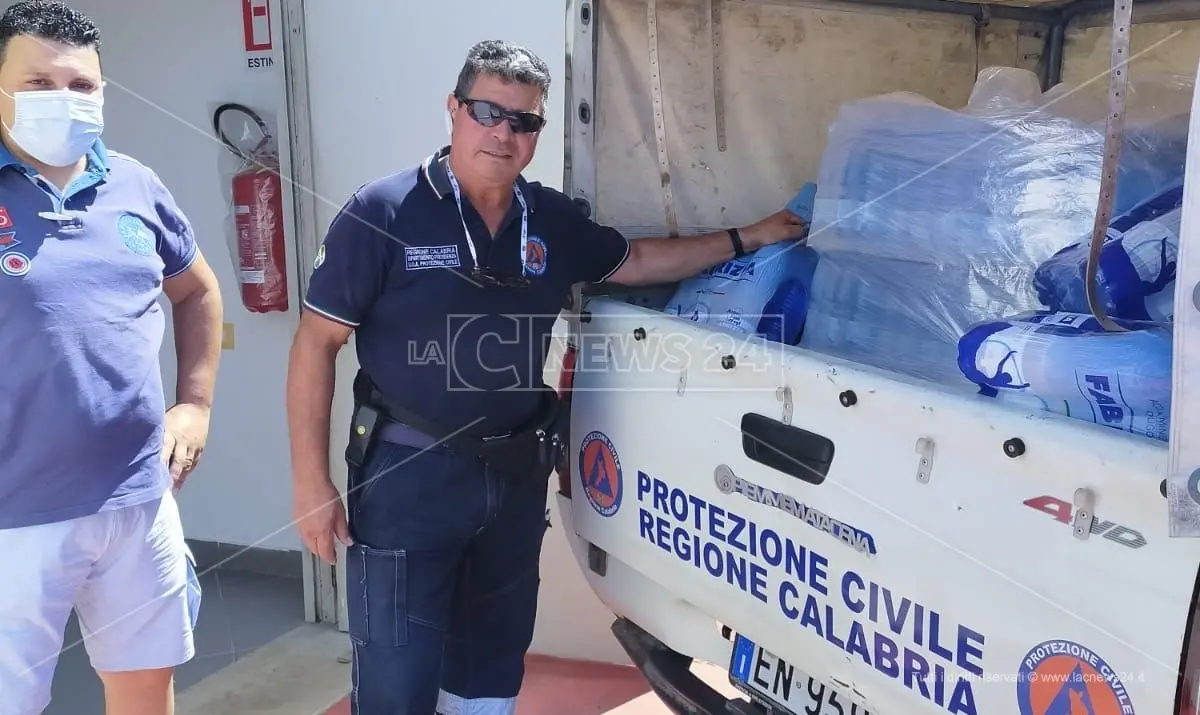 Ondata di caldo a Cosenza, distribuite bottiglie d'acqua agli utenti in fila per il vaccino