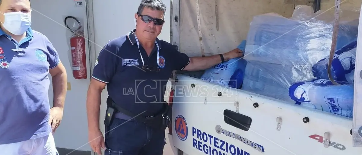 Ondata di caldo a Cosenza, distribuite bottiglie d'acqua agli utenti in fila per il vaccino