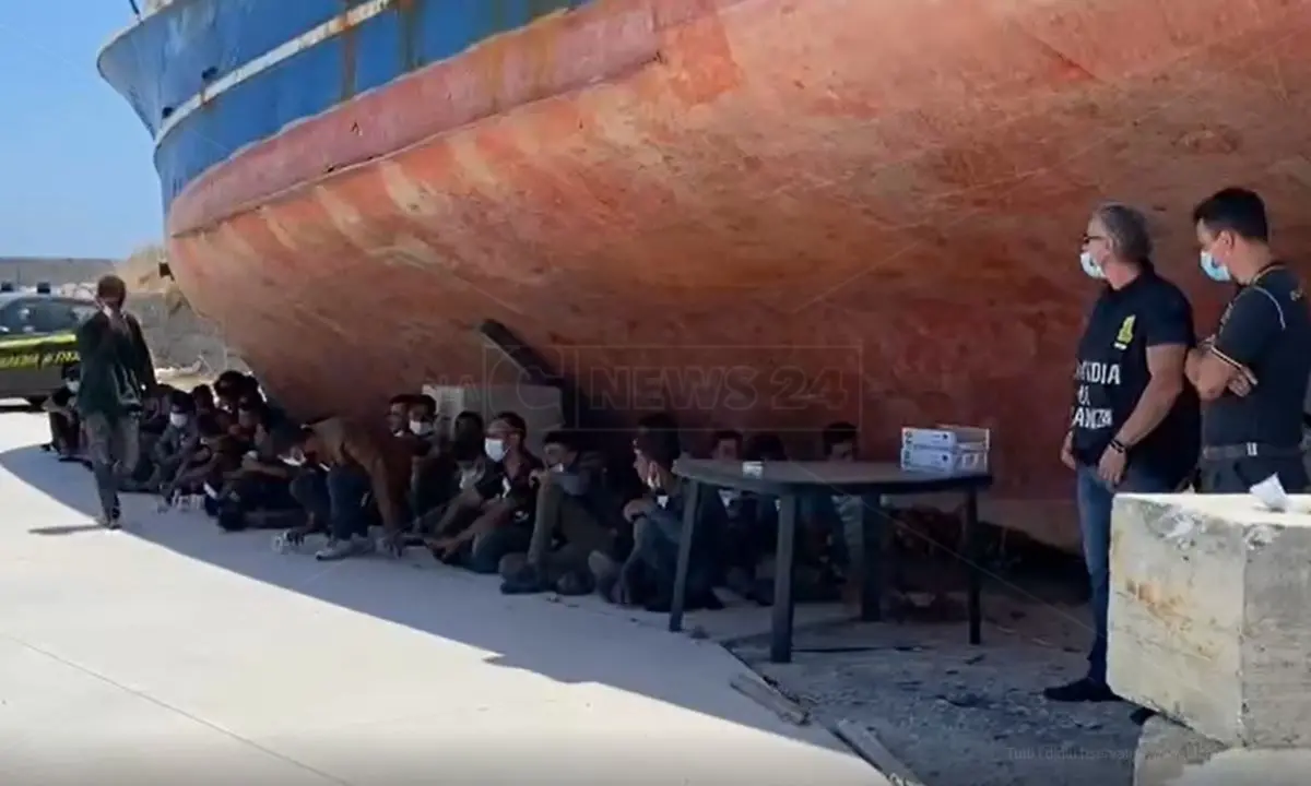 Nuovo sbarco a Roccella Jonica, giunti al porto 86 migranti