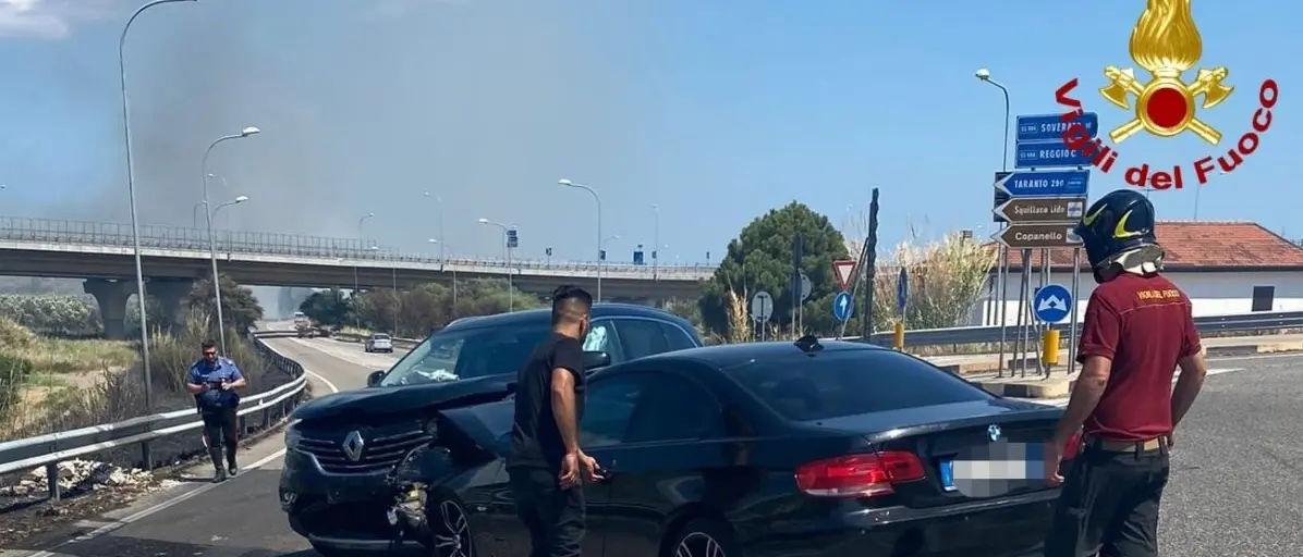 Incidente a Squillace Lido: feriti una donna e un anziano nello scontro tra due auto