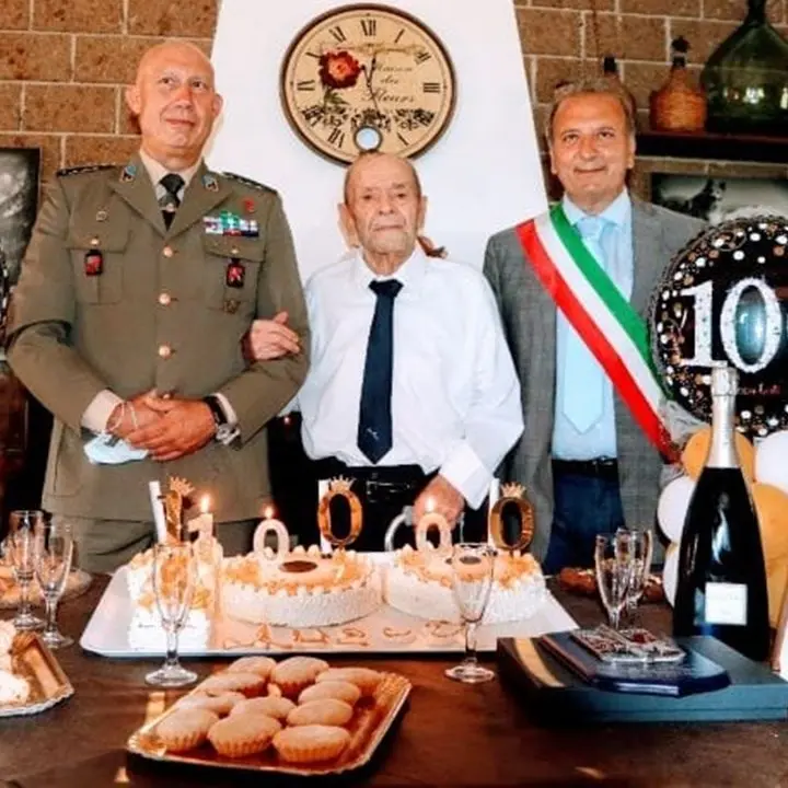 Nonno Ciccio compie 100 anni, festa a Castrovillari per il reduce della Seconda guerra mondiale