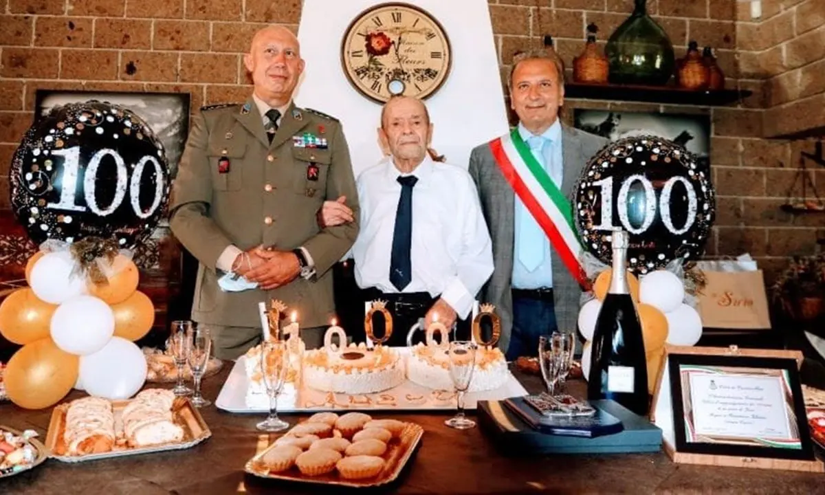 Nonno Ciccio compie 100 anni, festa a Castrovillari per il reduce della Seconda guerra mondiale