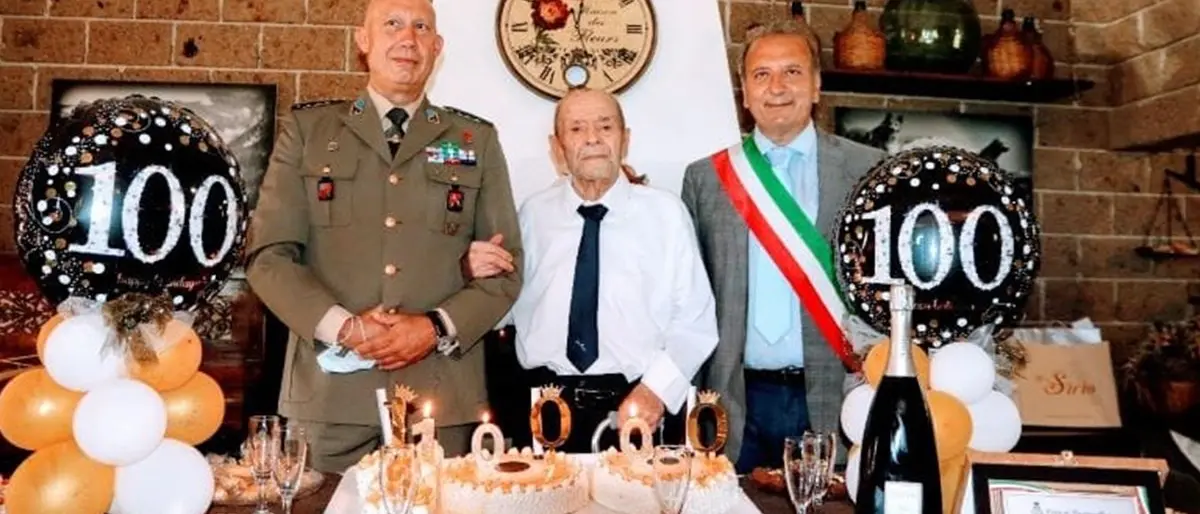 Nonno Ciccio compie 100 anni, festa a Castrovillari per il reduce della Seconda guerra mondiale
