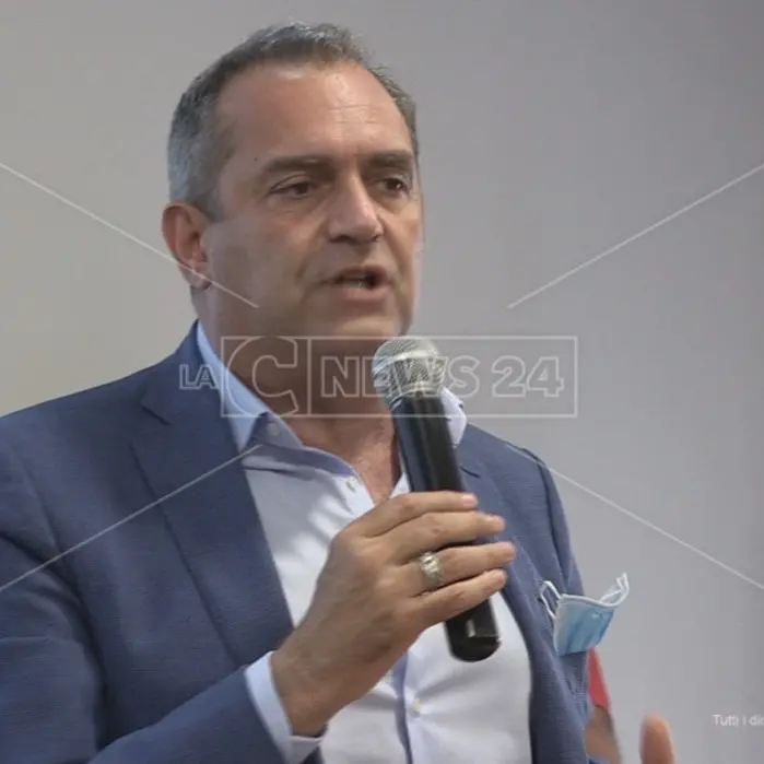 Elezioni Calabria, De Magistris a Catanzaro: «A mio sostegno otto liste»