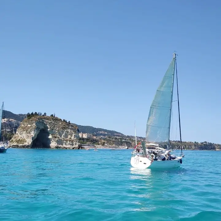 Nel mare di Tropea “10mila vele di solidarietà” contro la violenza di genere