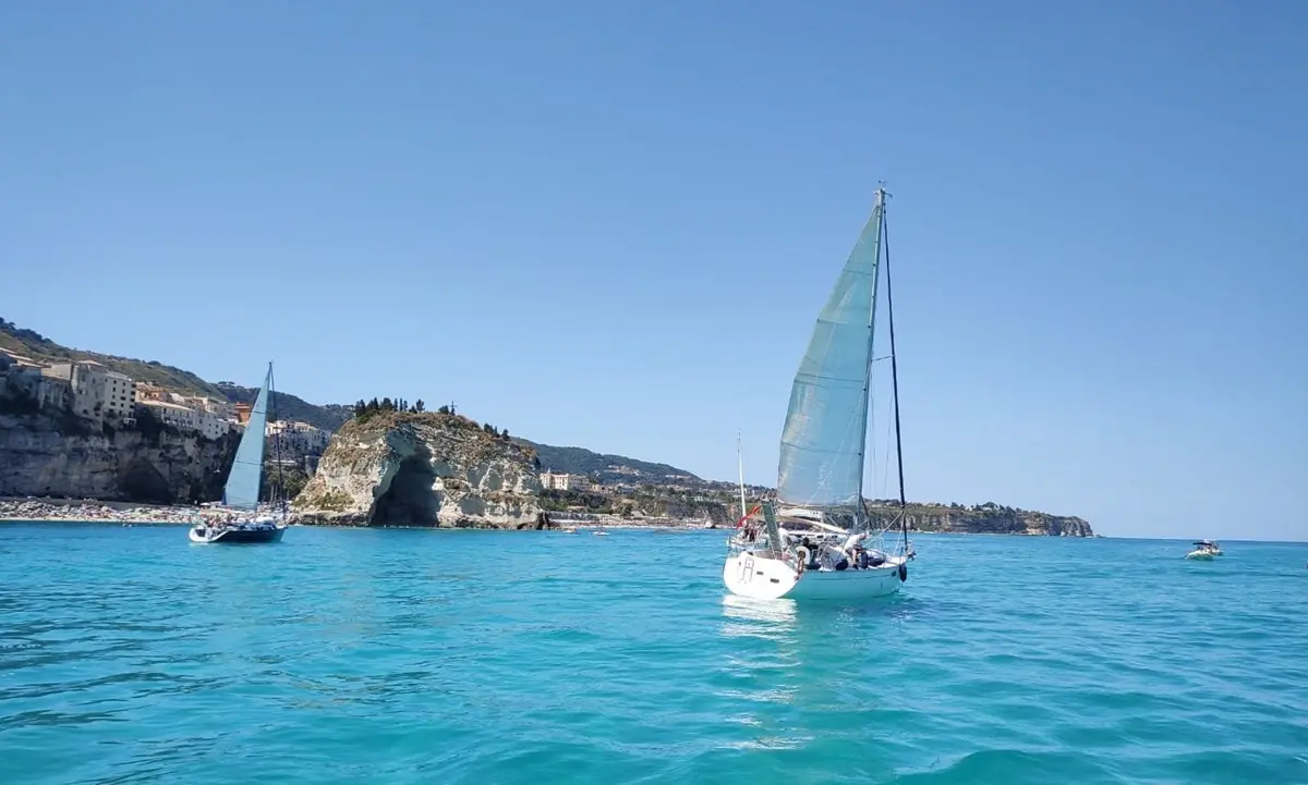 Nel mare di Tropea “10mila vele di solidarietà” contro la violenza di genere