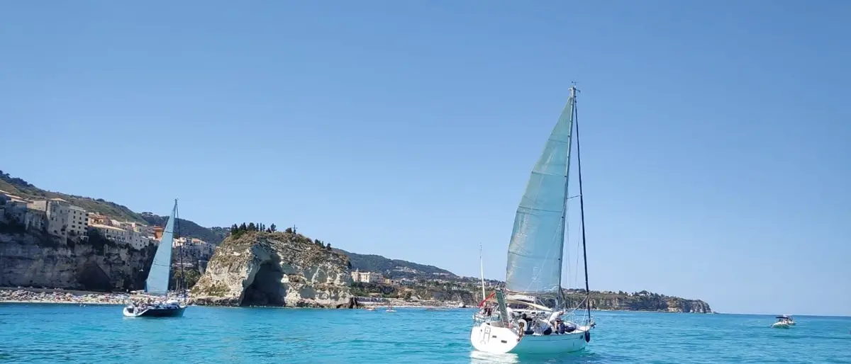 Nel mare di Tropea “10mila vele di solidarietà” contro la violenza di genere