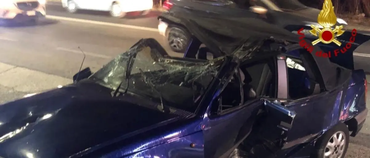 Incidente a Catanzaro Lido, auto si ribalta: ferite 4 ragazze