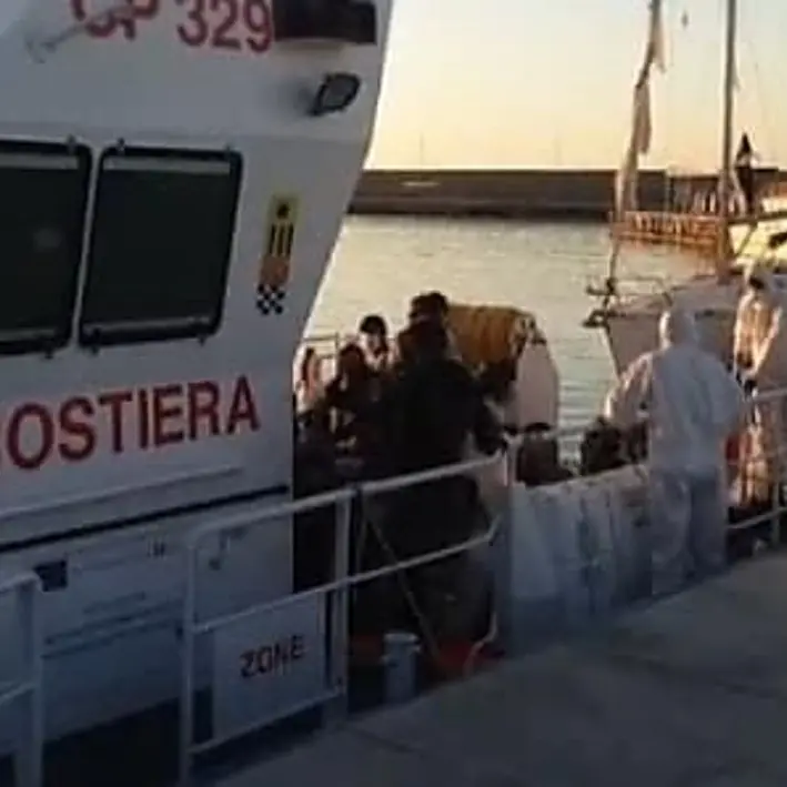 Ancora uno sbarco in Calabria, 90 migranti soccorsi al largo di Roccella nella notte