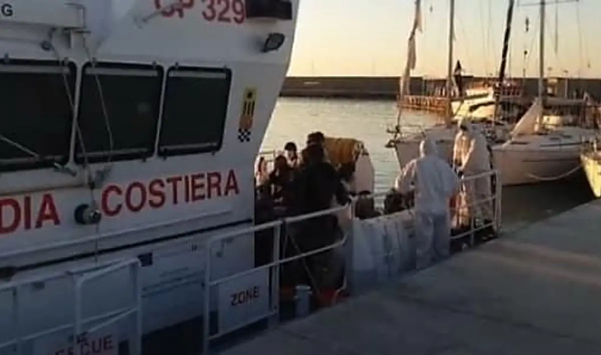 Ancora uno sbarco in Calabria, 90 migranti soccorsi al largo di Roccella nella notte