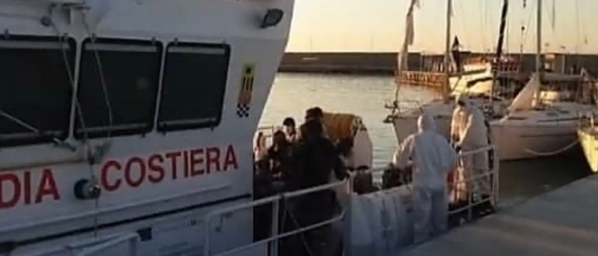 Ancora uno sbarco in Calabria, 90 migranti soccorsi al largo di Roccella nella notte