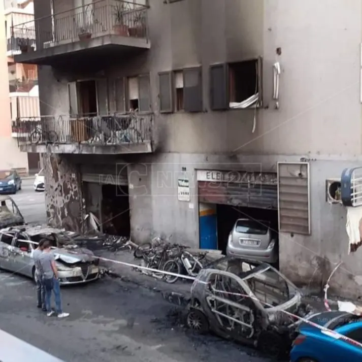 Reggio Calabria, mezzi incendiati e fumo nelle abitazioni: notte di fuoco e paura per i residenti