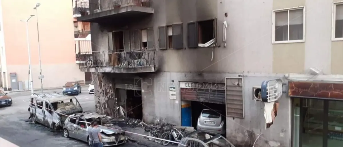 Reggio Calabria, mezzi incendiati e fumo nelle abitazioni: notte di fuoco e paura per i residenti