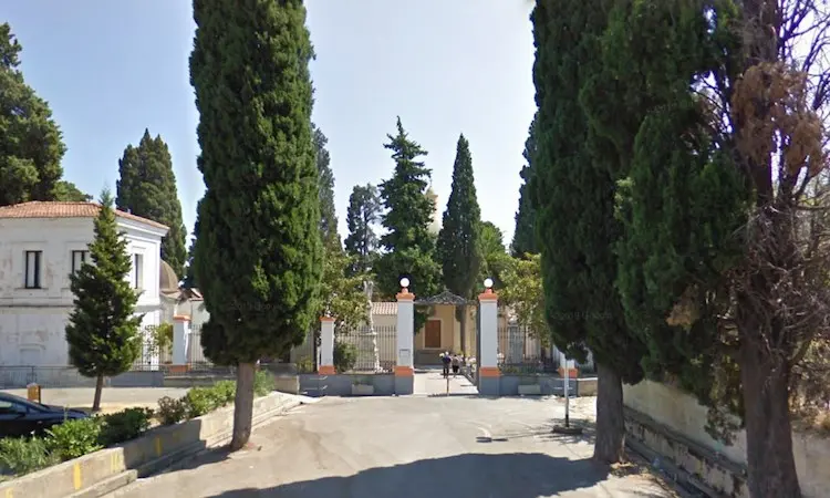 Cimitero di Corigliano, non funzionano le celle frigorifere: sequestri alla camera mortuaria