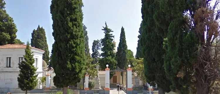 Cimitero di Corigliano, non funzionano le celle frigorifere: sequestri alla camera mortuaria