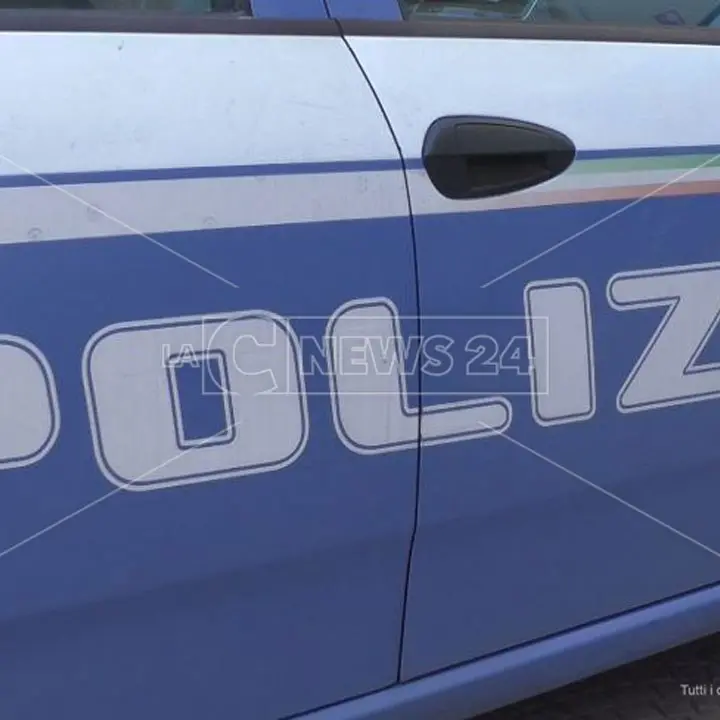 Crotone, lo fermano per un controllo e aggredisce i poliziotti: arrestato un 34enne