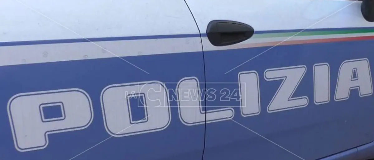 Crotone, lo fermano per un controllo e aggredisce i poliziotti: arrestato un 34enne