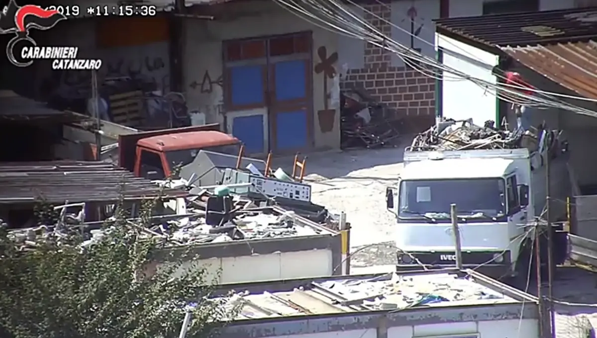 Traffico illecito di rifiuti a Scordovillo, commercialista lametino torna in libertà