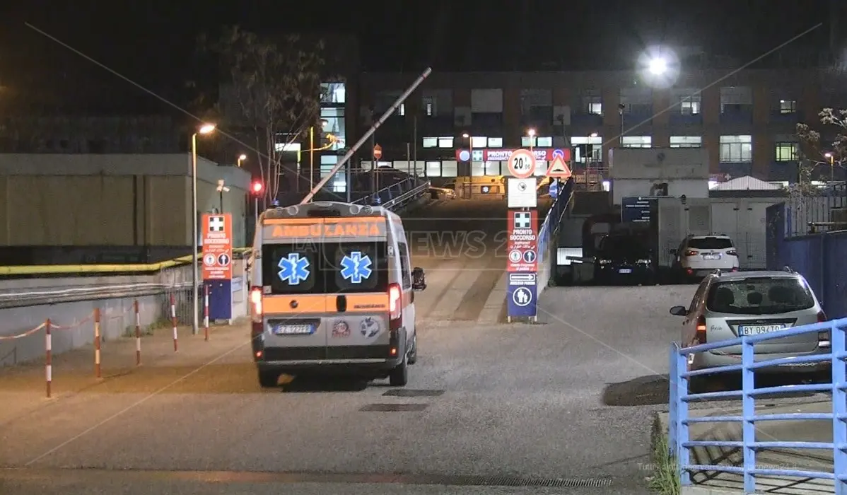 Cosenza, esasperato dalle continue richieste estorsive lo accoltella alla gola: fermato