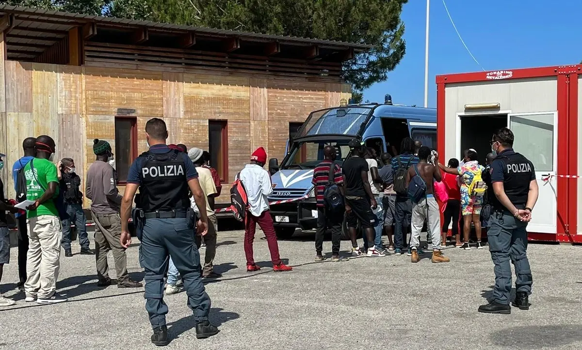 Tendopoli San Ferdinando, censiti i migranti e raccolte le adesioni per i vaccini anti Covid