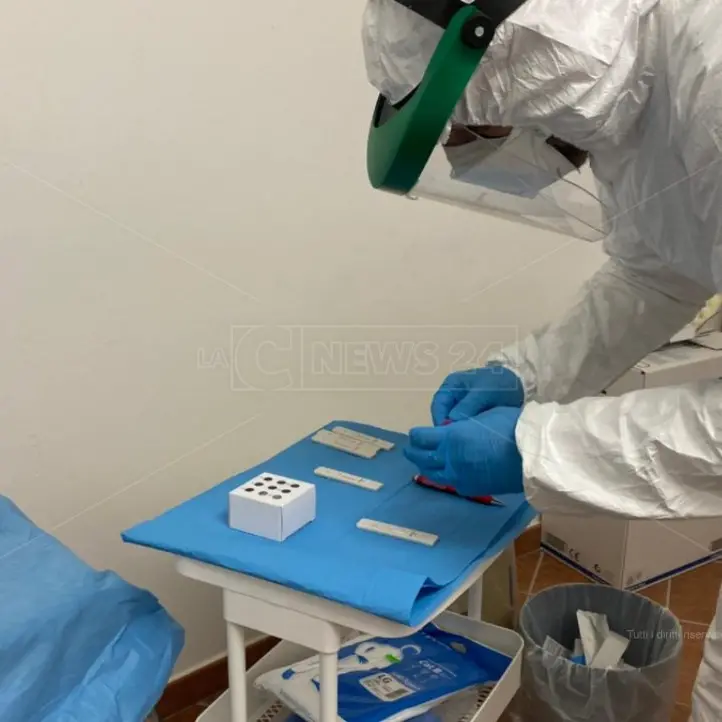 Covid, in Calabria contagi stabili e un morto: 48 nuovi positivi e 75 guariti