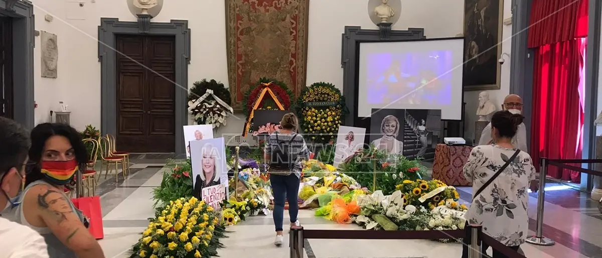 L'ultimo saluto a Raffaella Carrà, dolor y fiesta al funerale di nuestra señora de la tv