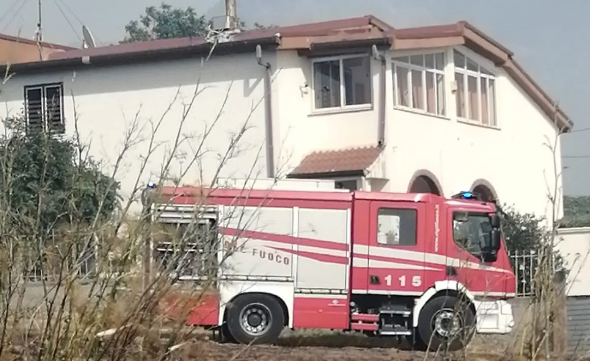 Vasto incendio a Reggio Calabria: il fuoco minaccia le case, evacuati abitanti