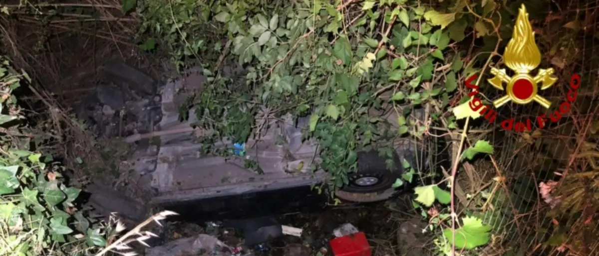 Incidente tra San Pietro Lametino e Maida, auto finisce in una scarpata: due feriti