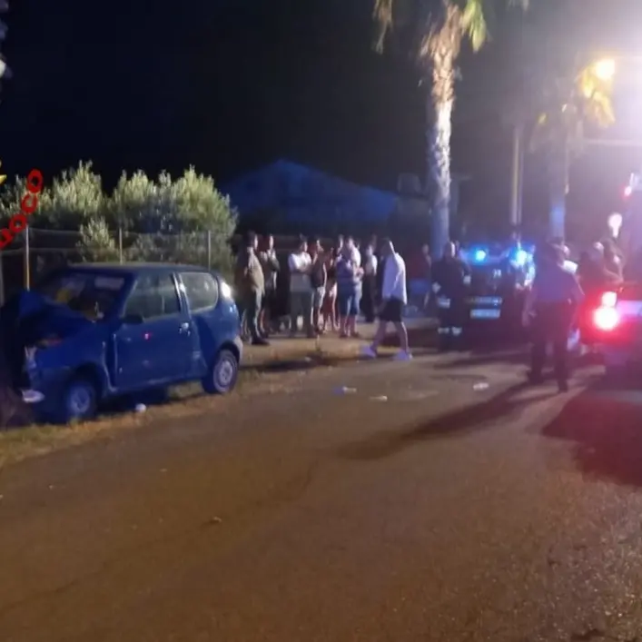 Incidente nella notte a Cropani Marina: auto impatta contro un albero: feriti due giovani