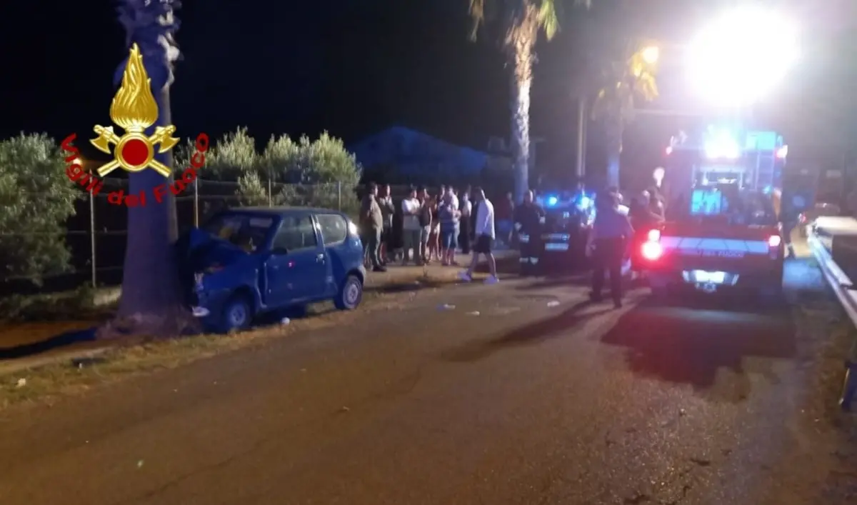 Incidente nella notte a Cropani Marina: auto impatta contro un albero: feriti due giovani