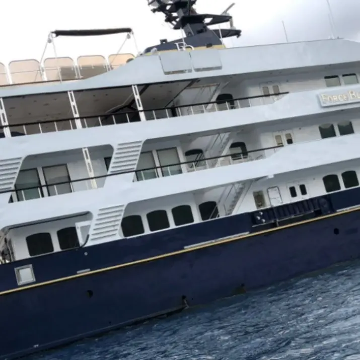 Il megayacht di Ecclestone fa tappa a Vibo Marina per fare scorta di prodotti calabresi