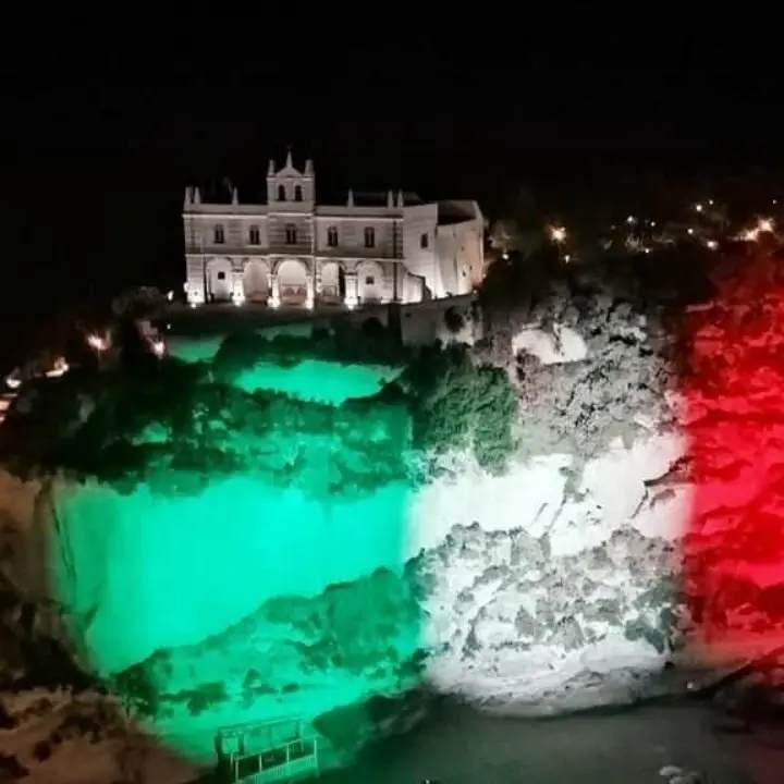 Italia in finale, il Tricolore illumina Tropea in attesa dell'ultima partita di Euro 2020
