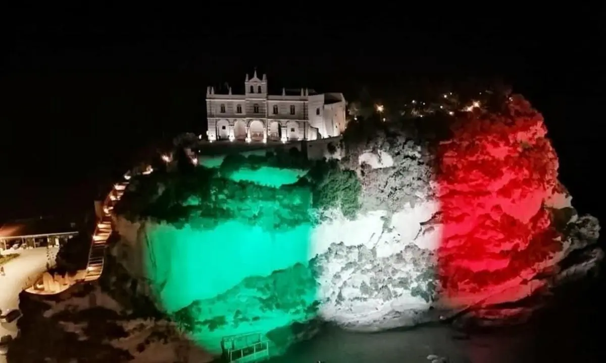 Italia in finale, il Tricolore illumina Tropea in attesa dell'ultima partita di Euro 2020