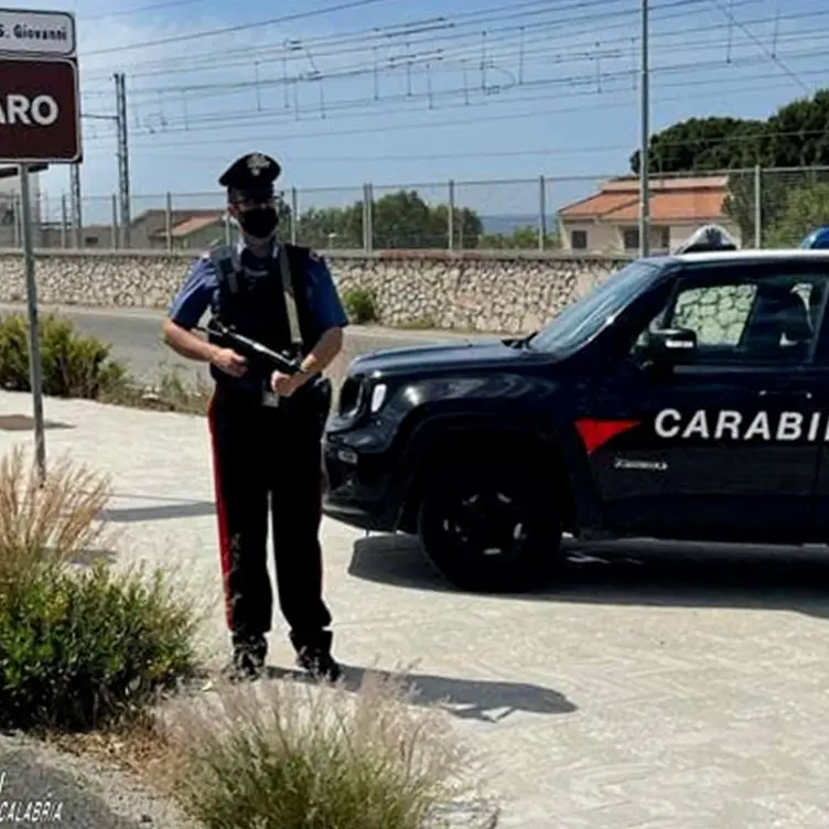 Motta San Giovanni, picchia e minaccia la madre con un coltello: arrestato un 42enne