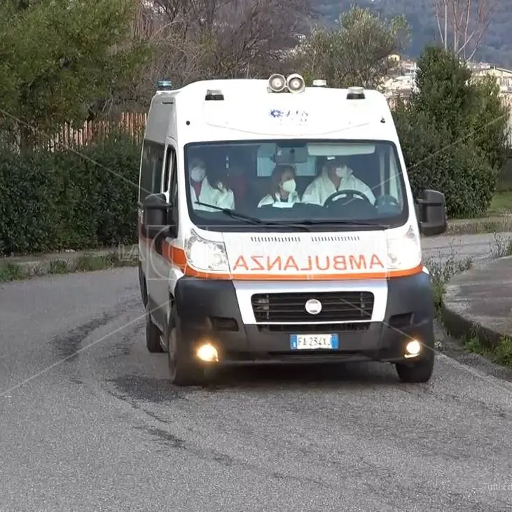 Turista muore mentre fa il bagno nel Catanzarese: un infarto probabile causa del decesso