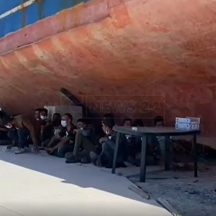 Rientra in Italia dopo un decreto di espulsione, arrestato migrante sbarcato in Calabria