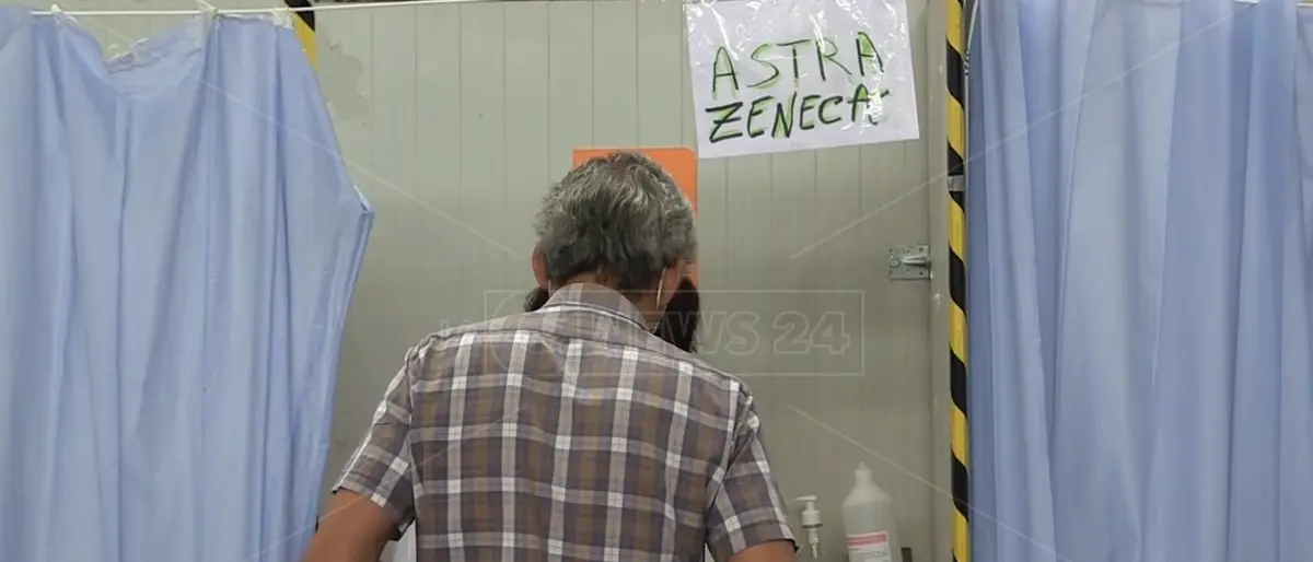 Covid, stop alle consegne dei vaccini AstraZeneca e Johnson almeno per un mese