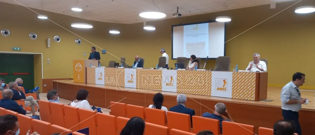 Anci Calabria, in corso l'assemblea per eleggere il presidente: è sfida a due tra Manna e Scerbo