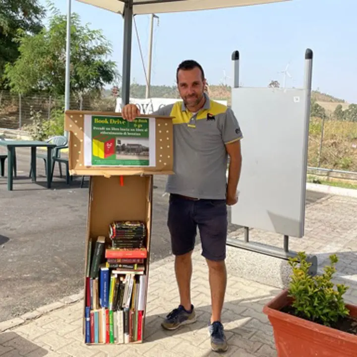 Crotone, ecco il book drive: il rifornimento di benzina diventa anche un pit stop letterario